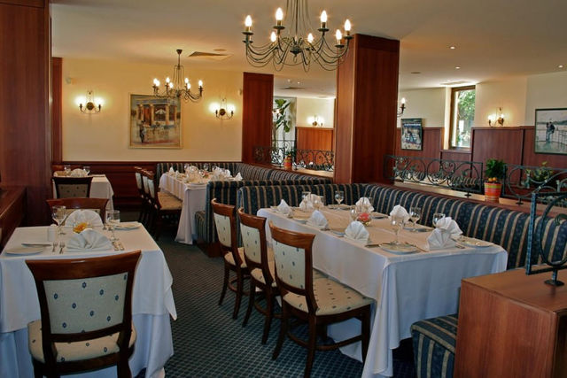 Riviera Beach Hotel - Food and dining
